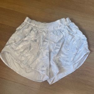 2.5 inch lululemon hotty hot shorts